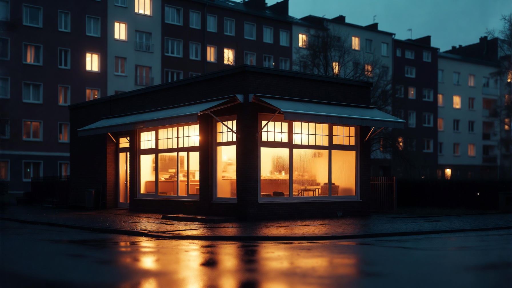 Musti's bei Nacht: warmes Licht an der Straßenecke