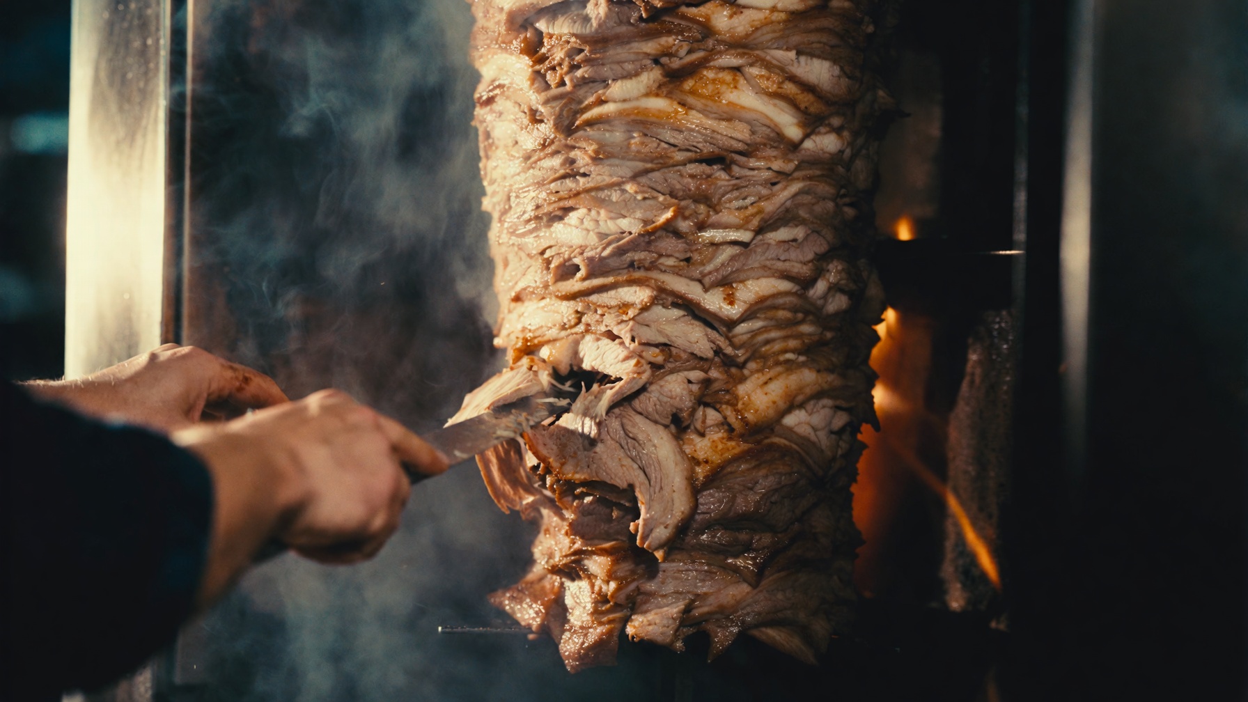 Dönerfleisch wird frisch vom Spieß geschnitten